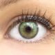Das Produktfoto zeigt unsere Farbige Gruene Kontaktlinse Lacey Green in einem echten Auge