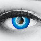 Das Produktfoto zeigt unsere Crazy blaue Farbige Kontaktlinse Blue Elf in einem echten Auge