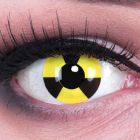 Das Produktfoto zeigt unsere Crazy gelbe Farbige Kontaktlinse Radiate in einem echten Auge