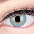 Das Produktfoto zeigt unsere Farbige Blaue Kontaktlinse "Elly Blue" in einem echten Auge