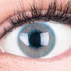 Das Produktfoto zeigt unsere Farbige Blaue Kontaktlinse Grace Blue in einem echten Auge