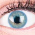 Das Produktfoto zeigt unsere Farbige Blaue Kontaktlinse Jasmin Blue in einem echten Auge