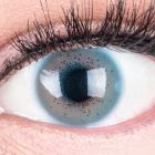 Das Produktfoto zeigt unsere Farbige Blaue Kontaktlinse Lacey Blue in einem echten Auge