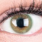 Das Produktfoto zeigt unsere Farbige Gruene Kontaktlinse Lacey Green in einem echten Auge