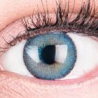 Das Produktfoto zeigt unsere Farbige Blaue Kontaktlinse Mirel Blue in einem echten Auge