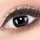 Das Produktfoto zeigt unsere Crazy schwarze Farbige Kontaktlinse Black Out in einem echten Auge