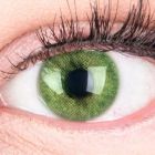 Das Produktfoto zeigt unsere Farbige Gruene Kontaktlinse Jasmin Green in einem echten Auge
